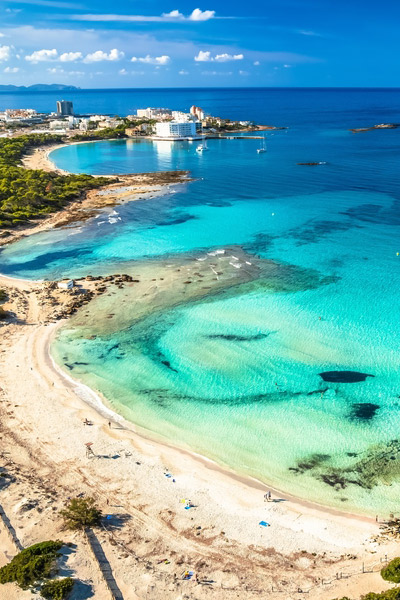 Playa de Es Trenc, en el sur de Mallorca, con arena blanca y agua turquesa