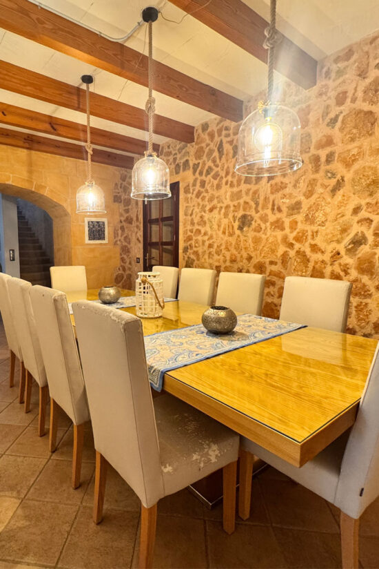 Gran comedor con mesa para 10 personas en la finca Son Fullaneta, Mallorca