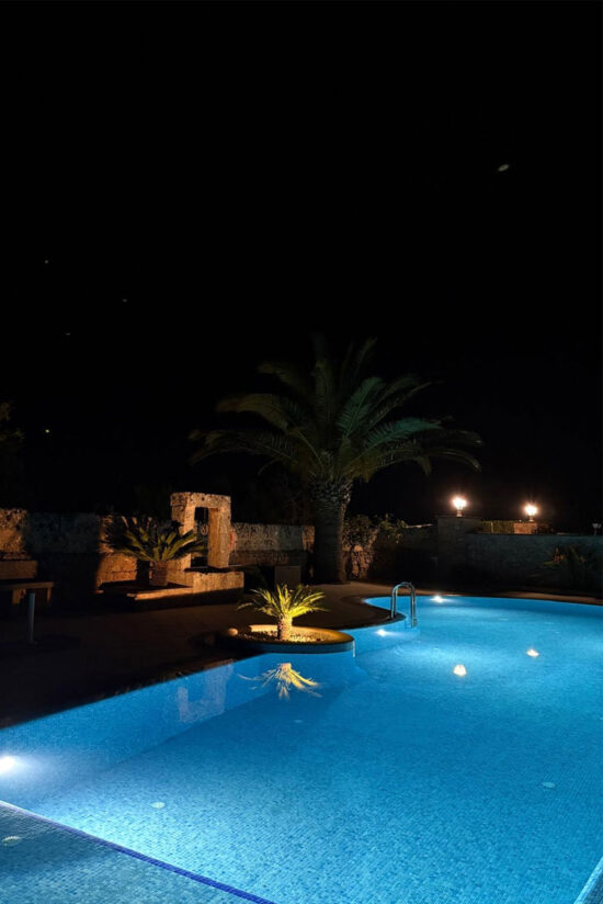 Gran piscina rodeada de jardín y tumbonas en la finca Son Fullaneta, Llucmajor, Mallorca
