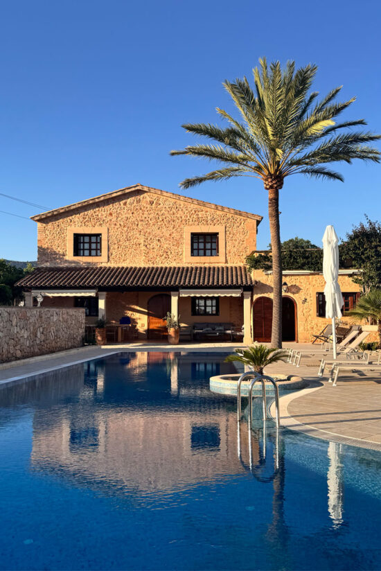 Fachada de piedra de la possessió mallorquina Son Fullaneta, finca del siglo XVI en Llucmajor